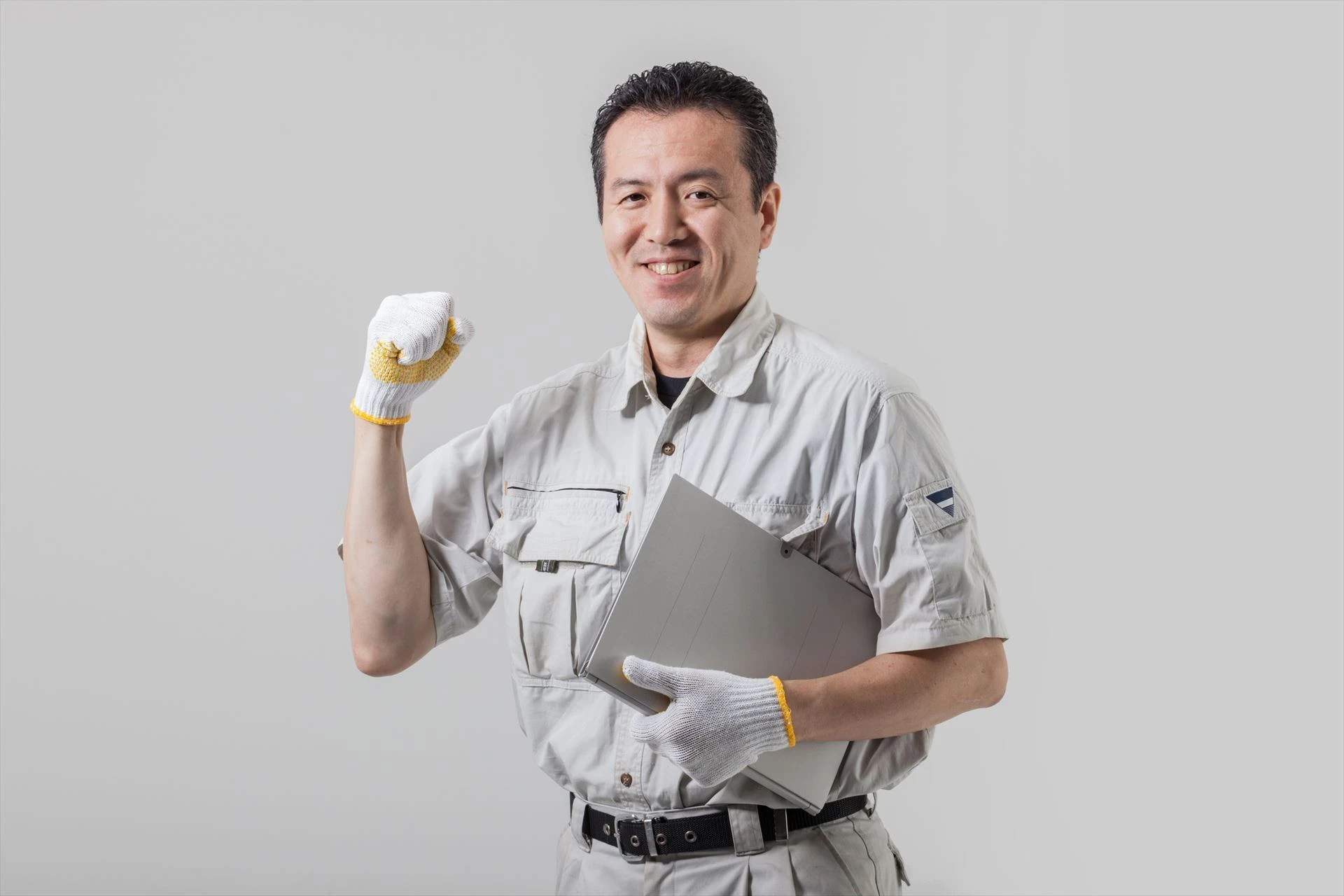 ポーズを決める作業服の男性